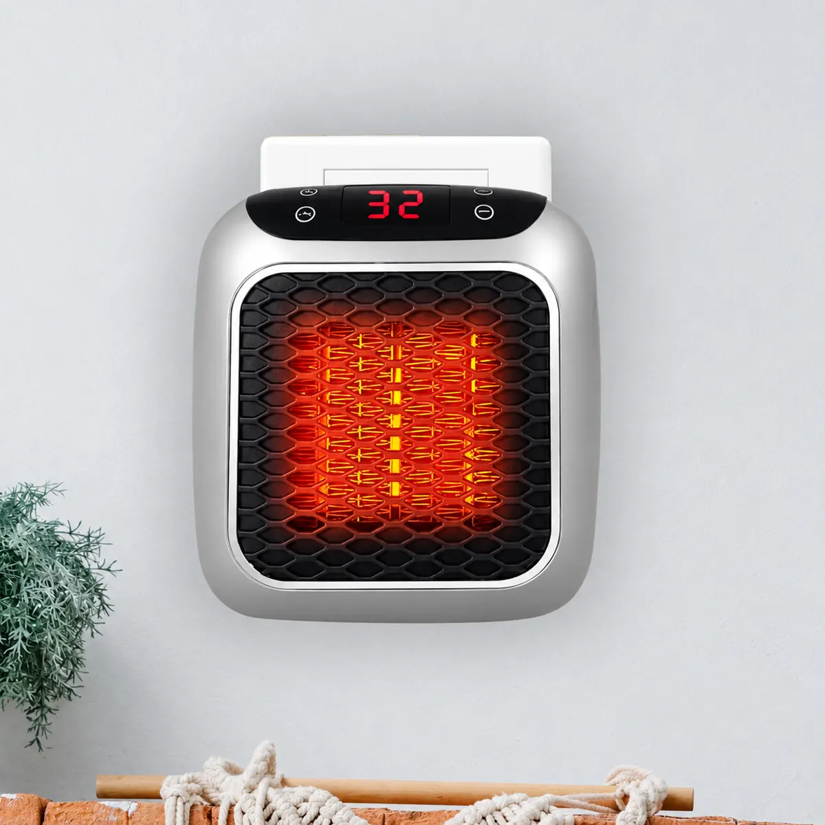 WarmNook Eco steckt in einer Wandsteckdose und zeigt 32 Grad auf dem Display